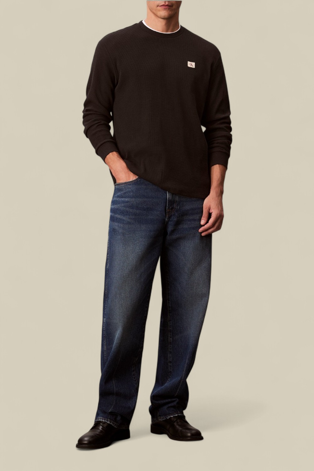 תמונת כל הלוק של חולצת טי